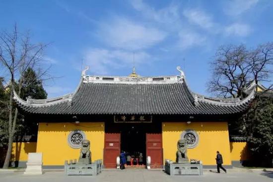 龙华寺是上海地区历史最久、规模最大的古刹。龙华寺创始于三国东吴赤乌年间，到唐朝正式建立殿堂，形成一定的寺庙规模。