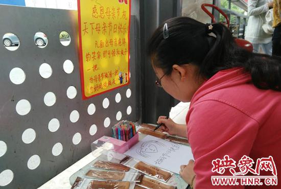 畫出母親笑容可領梳子