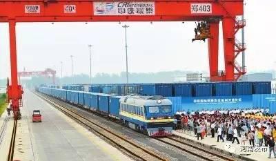 图为郑欧国际铁路货运班列开通仪式现场。