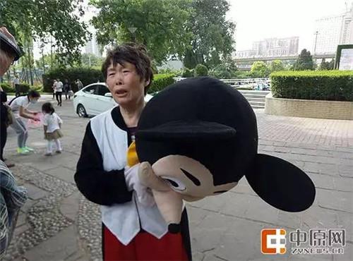 扮演米奇人偶的赵阿姨(云悉供图)