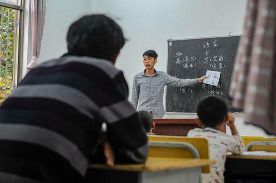　　3月8日，大华寮村教学点，吴光明旁听吴志平讲课。