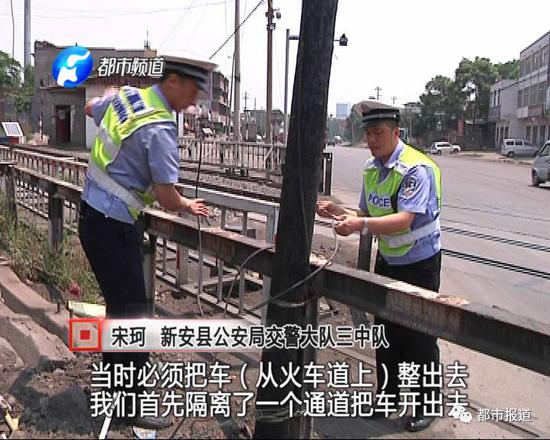 擁堵的車輛越來(lái)越多，三名交警急中生智，爬上一輛大貨車，他們用雙手托舉起了電纜，下面的車輛開始緩慢通行。