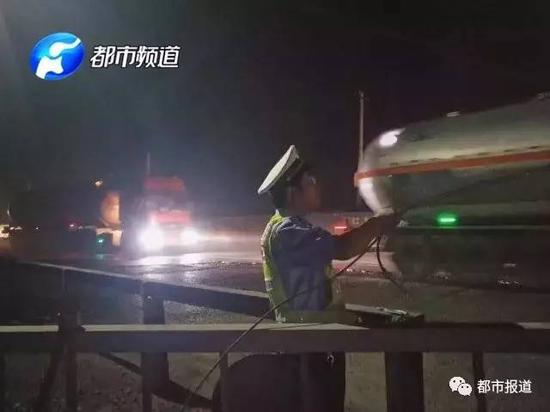 幾分鐘后，路況開始好轉，很多車輛從這三位民警身邊經過時，都鳴笛表示感謝。