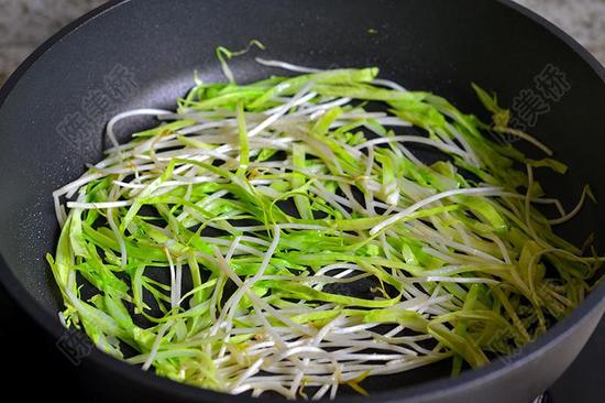 #剩食美食家#一种调料也能做出香喷喷的炒面
