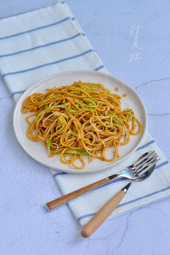 #剩食美食家#一种调料也能做出香喷喷的炒面