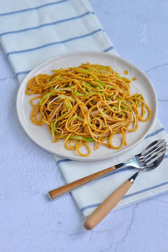 #剩食美食家#一种调料也能做出香喷喷的炒面