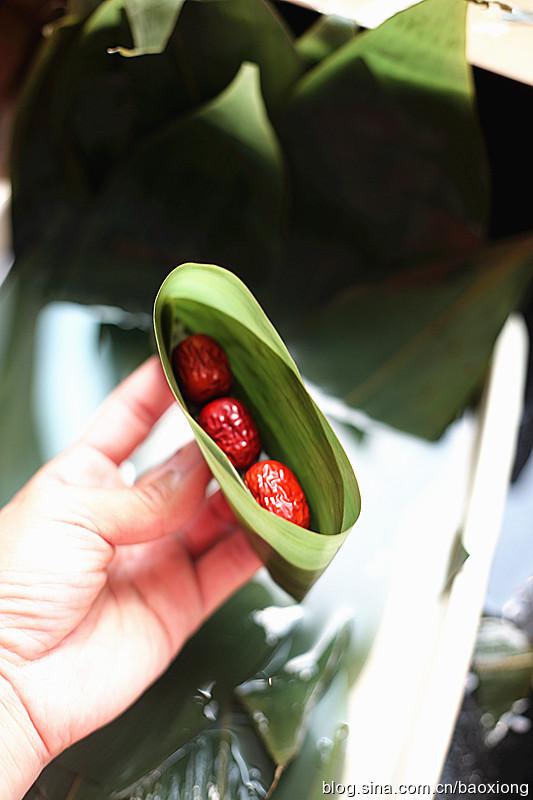 三种粽子包法 <wbr>豆沙 <wbr>红枣甜粽 5、加入红枣。