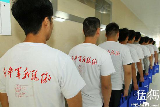 郑州市大学生征兵体检开始 现场直击男兵体检