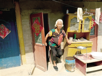 聽見大門響，老太太總想著是兒子回來了