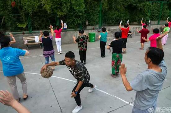 洛阳篮球场之争大爷大妈说原委 跳了四年帮助