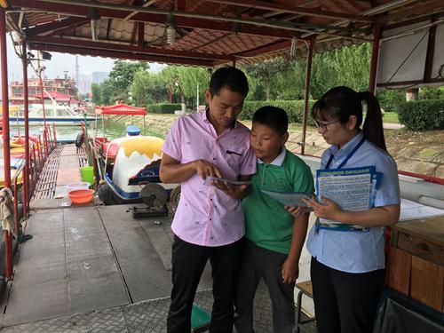 干警向市民发放宣传彩页