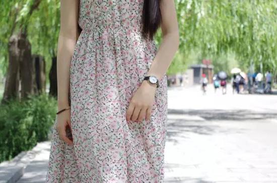 搭配:女神标配浅色碎花连衣裙+白色凉鞋+罗马表