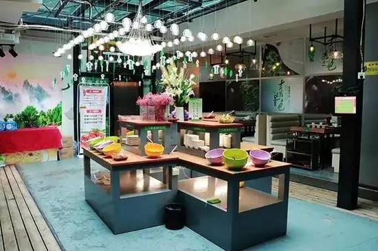 店内整洁干净,氛围安静和谐,一点不像其他火锅店那样热烈、喧嚣。