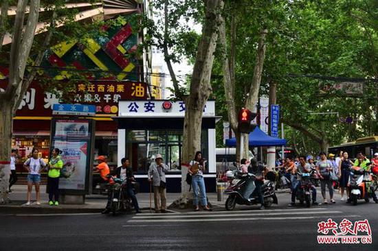 相关链接:郑州街头报刊亭消失,成全国惟一没有报刊亭的省会