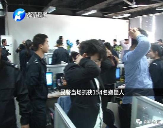 　　趕到北京后，專案組立即召開了現場會，為了人贓俱獲，專案組決定，分派兩組警力，同時實施抓捕。