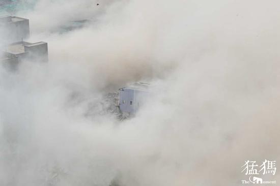 為減少揚塵 爆破的6棟樓共放了4千條水袋