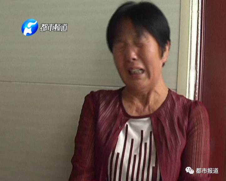 今天上午十一點，終于等到了醫(yī)院的探視時間，張大娘進(jìn)到了醫(yī)院監(jiān)護(hù)室里面的走廊里，這是冉冉住進(jìn)重癥后，奶奶第一次看到孫女。