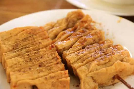 让郑州土著吃货黯然神伤找了很久的辣妹小吃,如今又开业了?