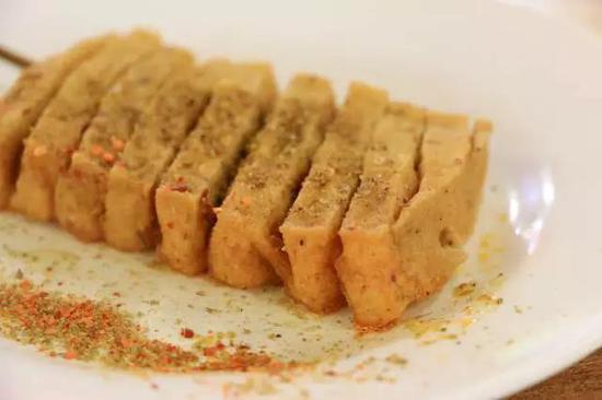 让郑州土著吃货黯然神伤找了很久的辣妹小吃,如今又开业了?