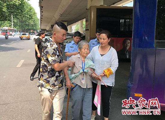 △好心人攙扶老太太坐警車回家