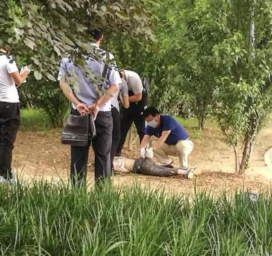 由于溺水时间过长，已经没有了生命体征。记者在事发地点进行了采访，三位救援人员乘坐橡皮筏正在进行打捞。