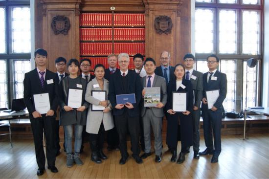 剑桥大学Ian White 副校长给学生颁发结业证书