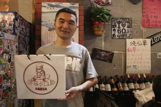 两个年轻人坐在一起喝着酒、聊着天,
