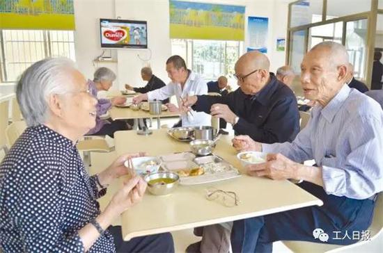 那么,此次上调的养老金何时能放进职工口袋呢?