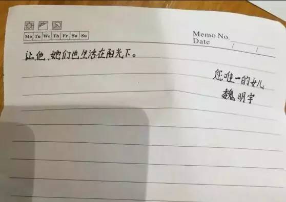 在此