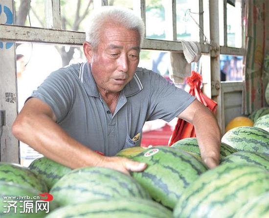 张法来给顾客挑选西瓜