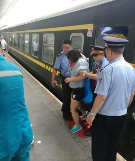 正在10号车厢巡视的列车长张琳,接到报告后,一边通知广播员杨艳红寻找医生,一边通知红十字人员张小梅赶来救护。