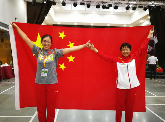 (杨易难与教练王晋予庆祝胜利)