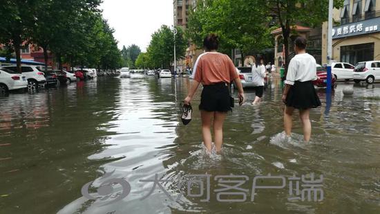 全城变海!周口突降今年最强暴雨 多条道路积水