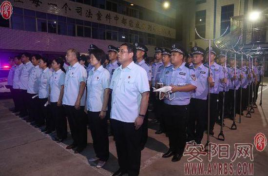出发前,80余名执行干警整装列队。