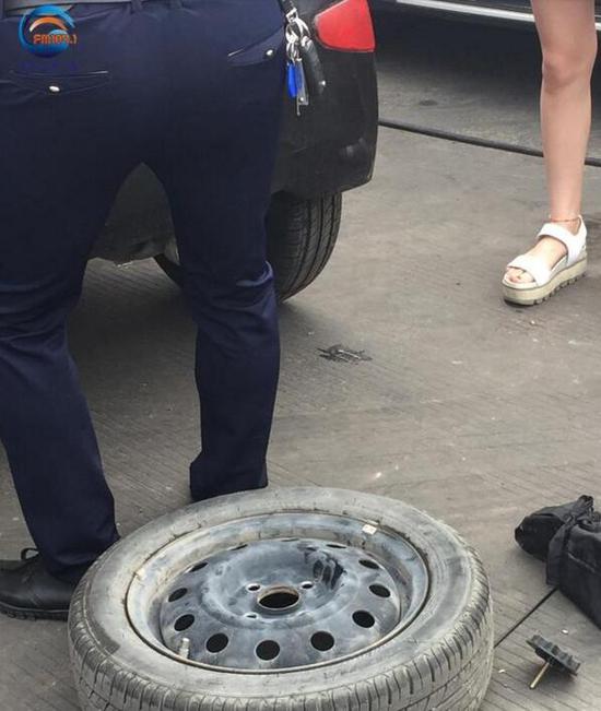 原标题:连霍高速洛阳段 铁钉扎轮胎,多车“中招儿”
