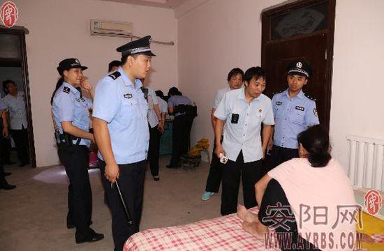 安阳县人民法院法官与执行干警给“老赖”家属做思想工作。