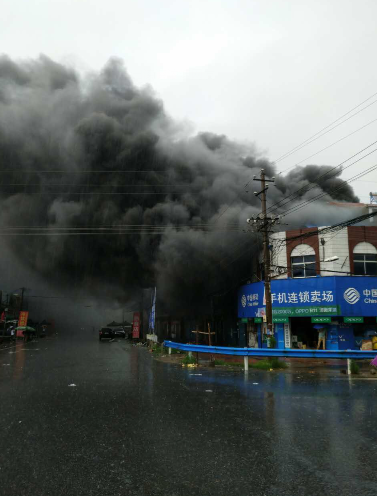 今天(15日)上午,多名网友爆料,周口市太康县板桥镇一家卖电器的商场发生着火事故。经消防官兵全力扑救,大火已被扑灭。