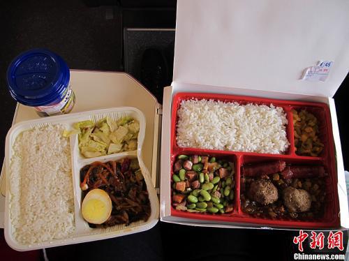 资料图:图为高铁列车上供应的盒饭。中新社发 张家瑞 摄