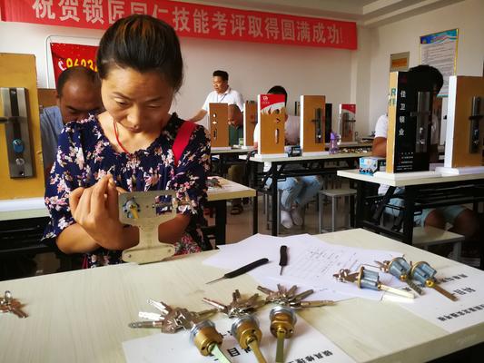 闫芳正在考试实际操作