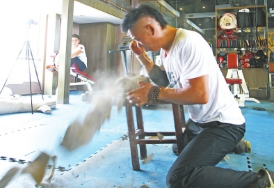 拍砖碎石,铁砂掌威力无穷。