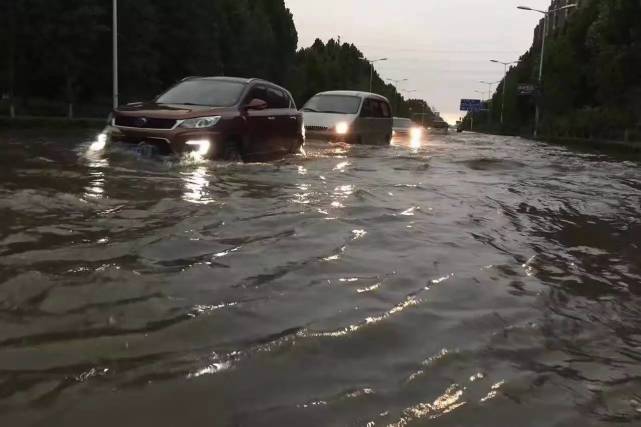 水中缓慢行驶的车 摄影 记者 僧少琴