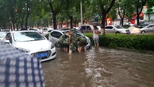 雨中正在帮助路人的青年(图文无关)