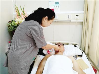 妻子在照顾受伤交警马卫东