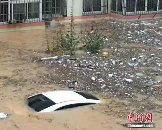 	陜西榆林綏德暴雨引發水災 汽車被大水淹沒 。綏德縣委宣傳部 供圖 