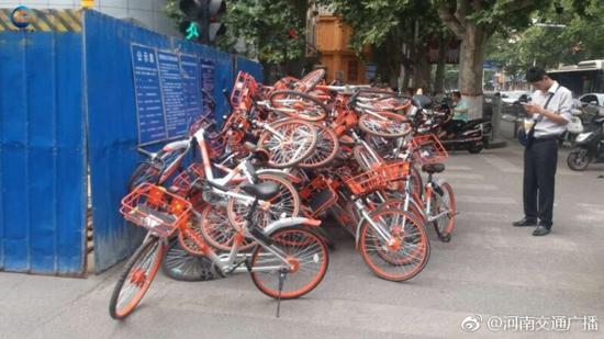這些共享單車已影響到市民的正常出行，王先生也表示很擔(dān)心堆起來(lái)的共享單車突然滑落，砸到附近玩的小朋友。