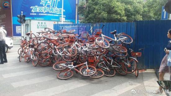 共享單車給大家?guī)?lái)了方便，我們?cè)诠蚕怼胺奖恪?的同時(shí)，請(qǐng)不要忘記共享“責(zé)任”。