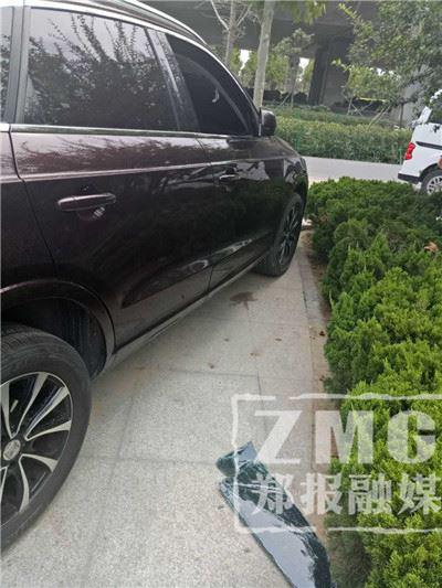 李先生發(fā)現(xiàn)旁邊停放的一輛沃爾沃SUV車右前玻璃也被人打碎，隨即撥打了110。