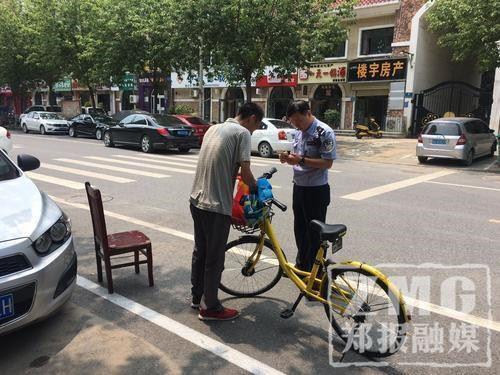 據(jù)附近的居民王先生稱，之前在這里停車沒人收費，半月前開始要交停車費，一次5塊，不交不讓走。