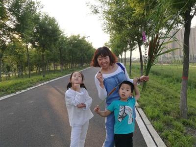 郁璐（左一）跟妈妈、弟弟在一起合影。资料图片