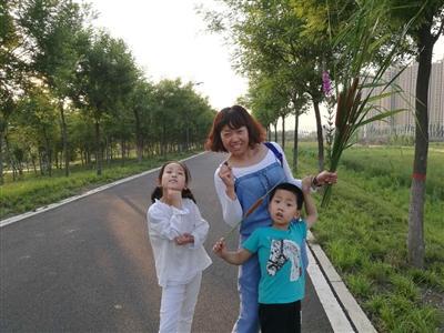 郁璐(左一)跟妈妈、弟弟在一起合影。资料图片